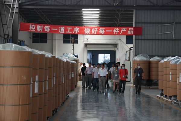 行業(yè)代表們參觀宜興總部生產(chǎn)基地